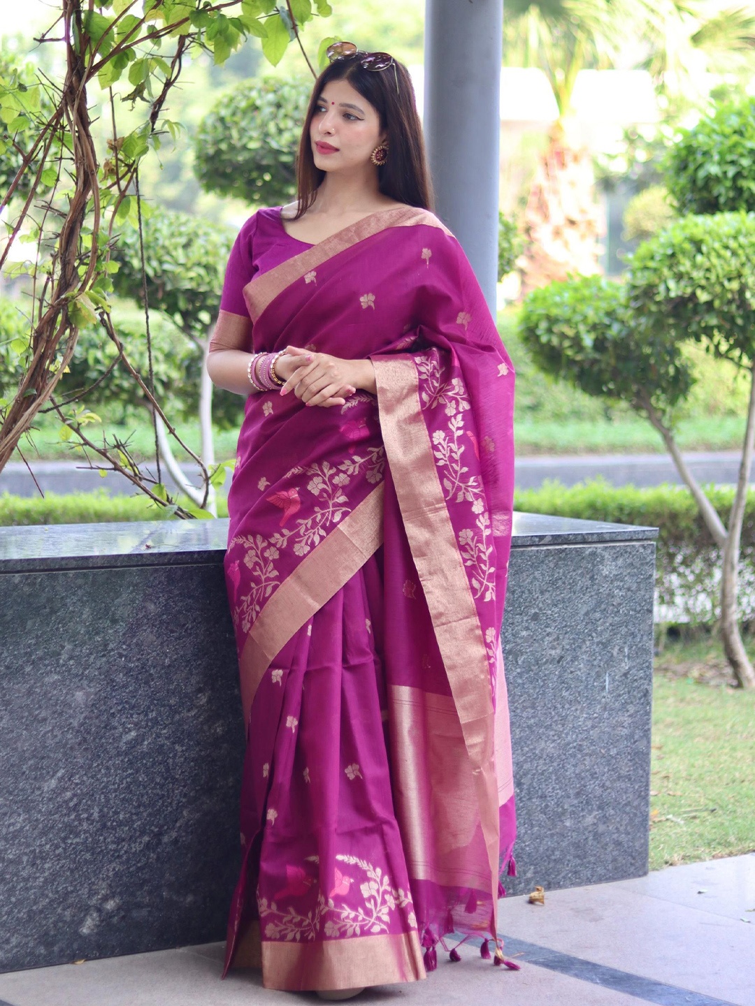 

AWRIYA Woven Design Zari Pure Linen Saree, Purple