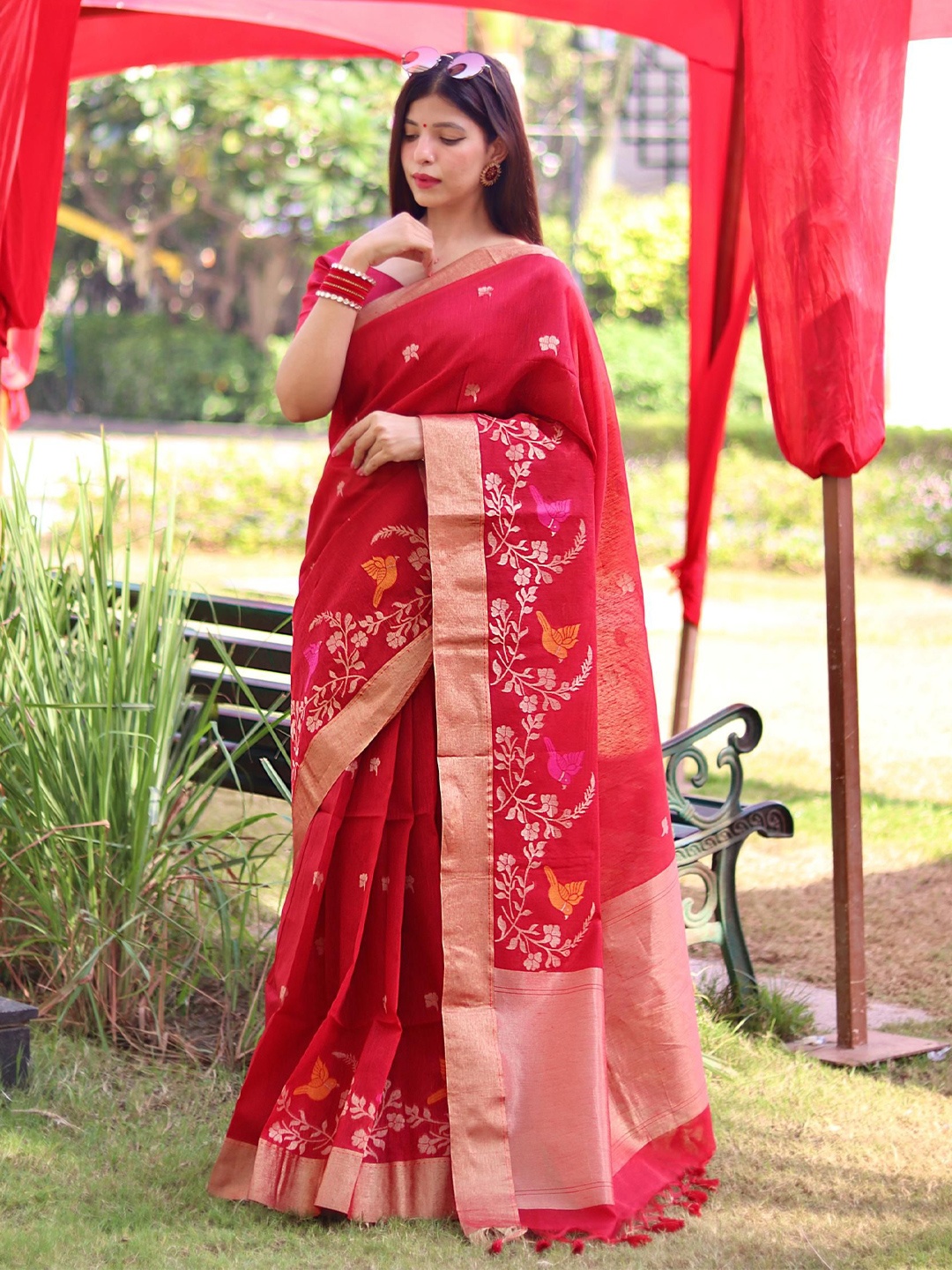 

AWRIYA Woven Design Zari Pure Linen Saree, Red