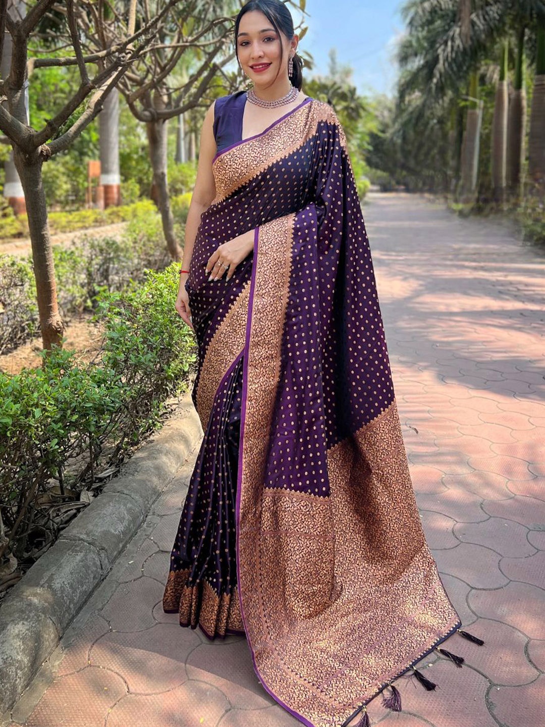 

SGF11 Woven Design Zari Pure Silk Kanjeevaram Saree, Violet