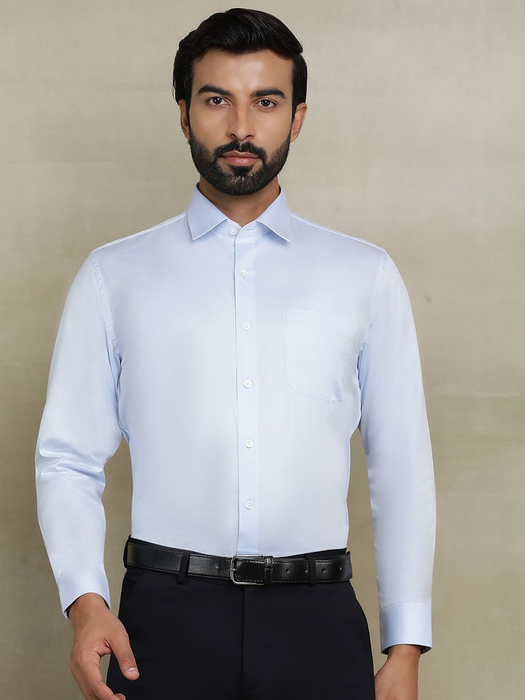 

JADE BLUE Men Cutaway Collar Solid Cotton Casual Shirt