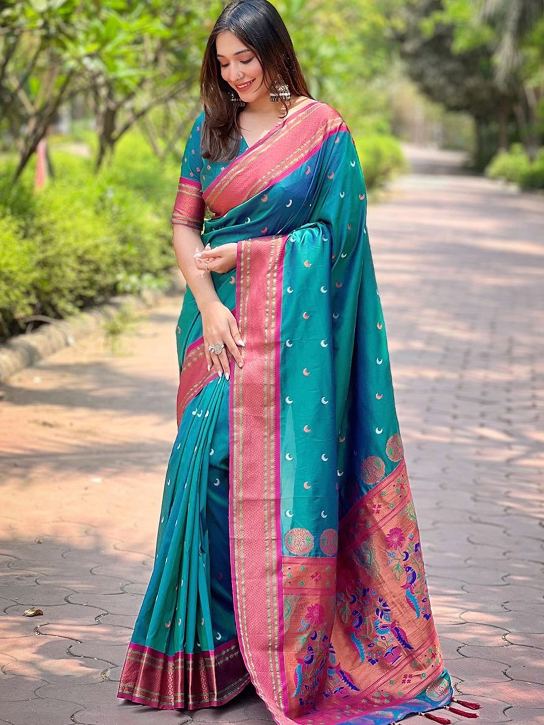 

SGF11 Woven Design Zari Pure Silk Kanjeevaram Saree, Turquoise blue
