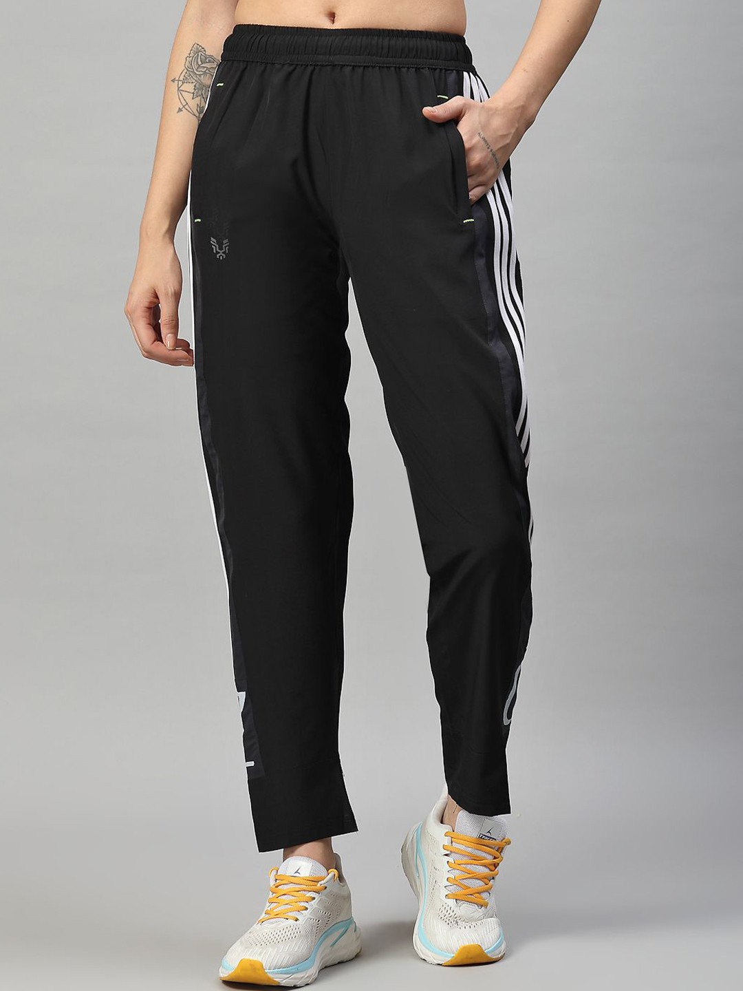 

UZARUS Women Solid Mid-Rise Track Pant, Black