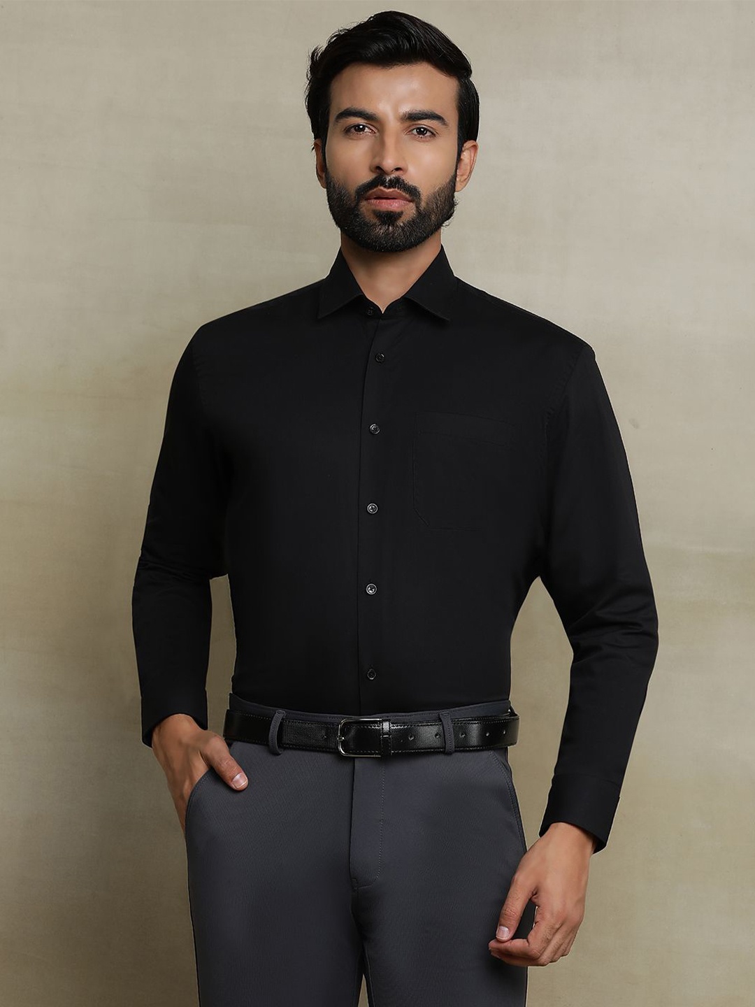 

JADE BLUE Men Cutaway Collar Solid Cotton Casual Shirt, Black