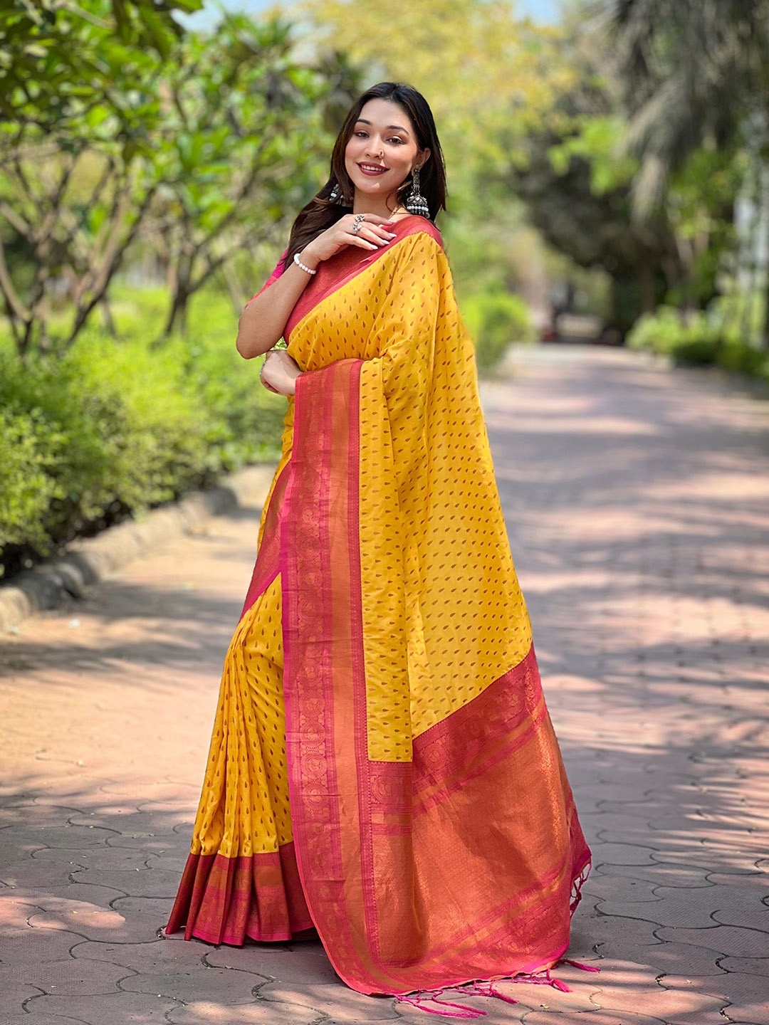 

SGF11 Woven Design Zari Pure Silk Kanjeevaram Saree, Yellow