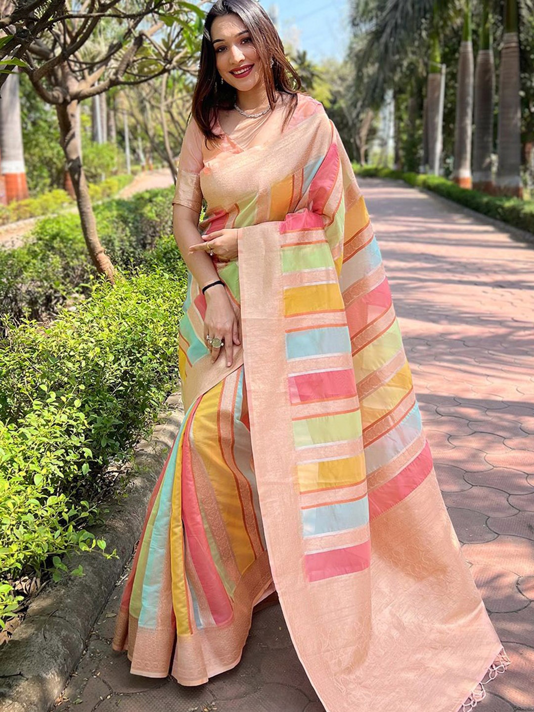 

SGF11 Woven Design Zari Pure Silk Kanjeevaram Saree, Pink