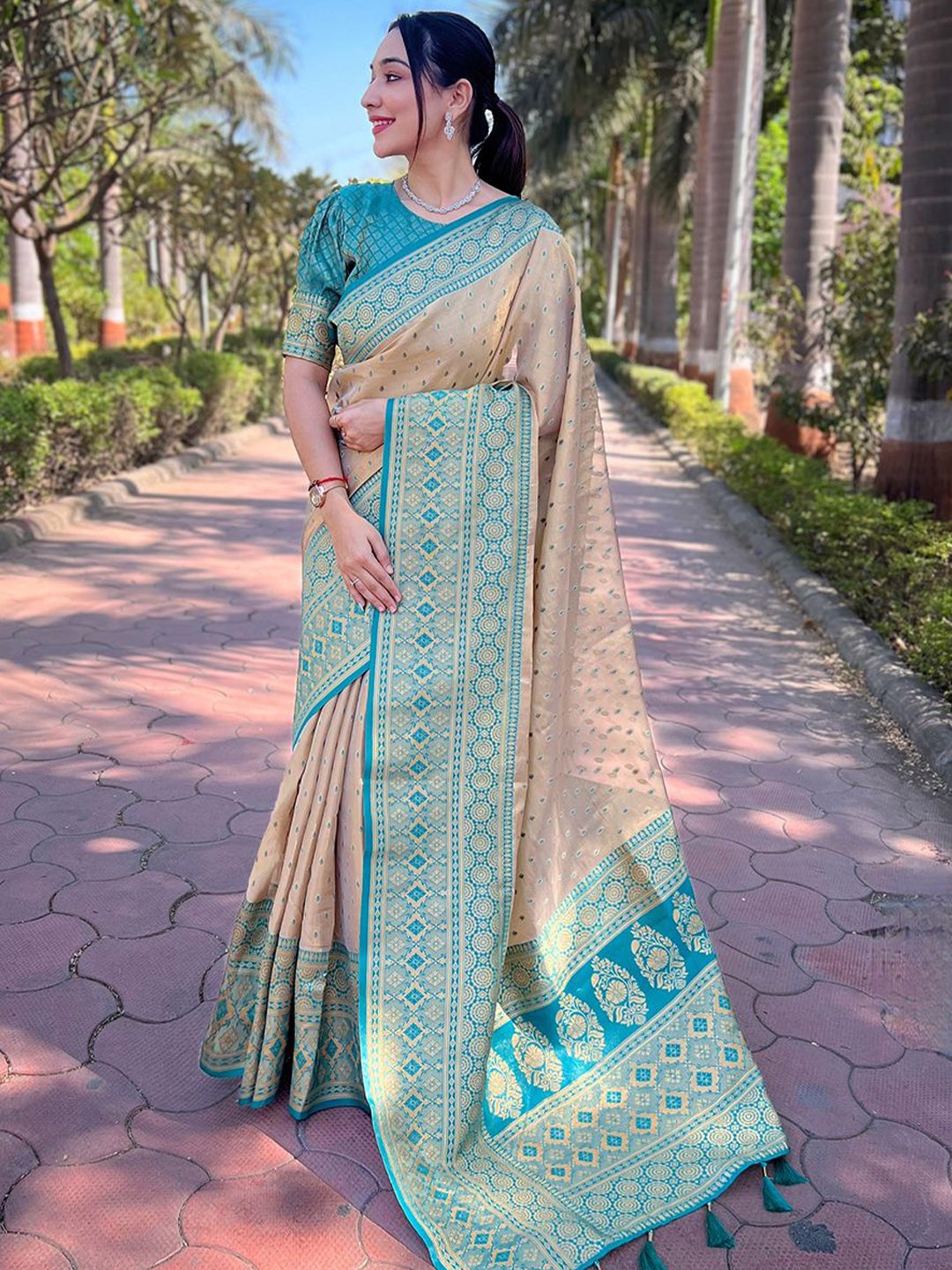 

SGF11 Woven Design Zari Pure Silk Kanjeevaram Saree, Cream
