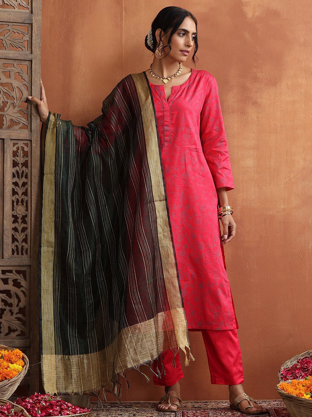 

House of Chikankari HOC Crafts Hand Embroidered Printed Kurta Set, Pink