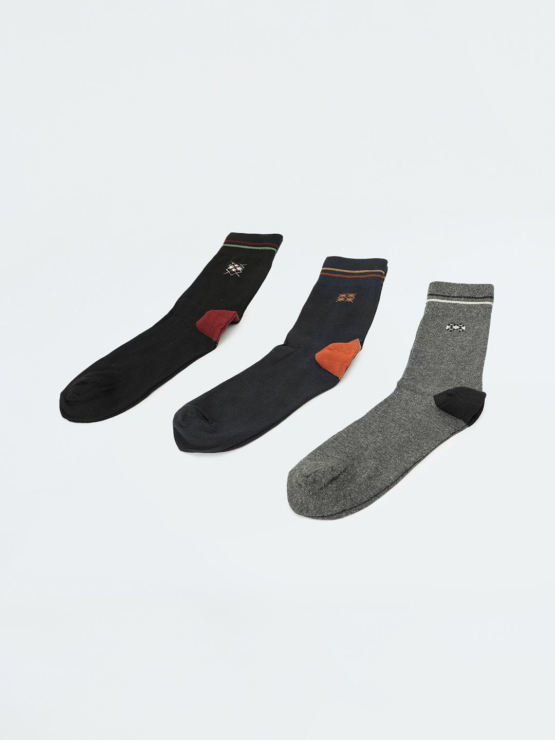 

max Pack Of 3 Men Colourblocked Ankle Length Socks, Black
