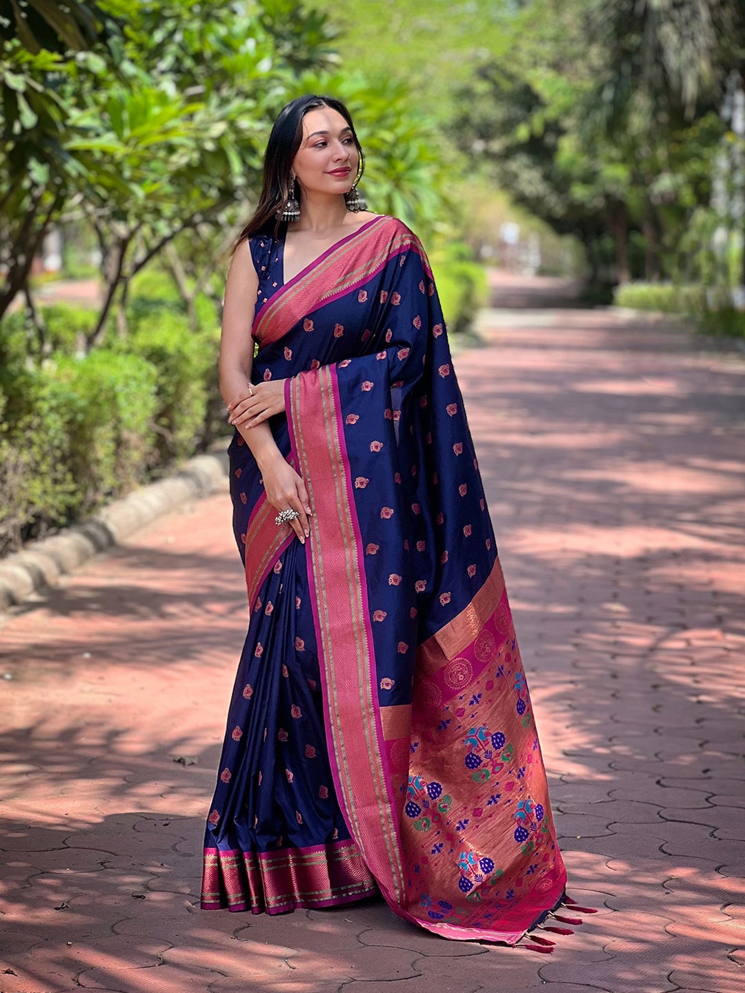 

SGF11 Woven Design Zari Pure Silk Kanjeevaram Saree, Blue