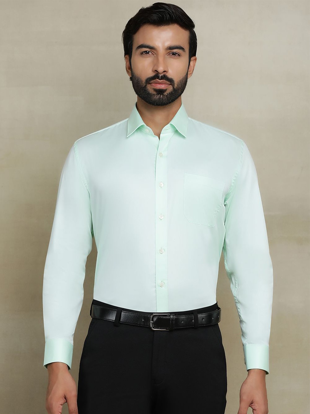

JADE BLUE Men Cutaway Collar Solid Cotton Casual Shirt, Green