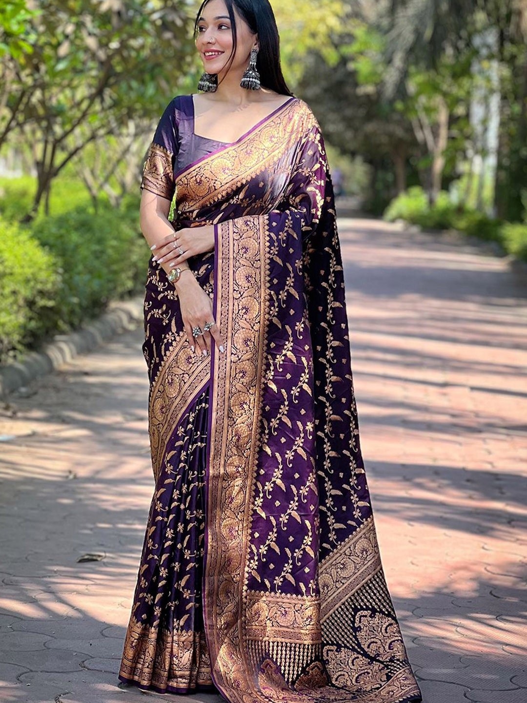 

SGF11 Woven Design Zari Pure Silk Kanjeevaram Saree, Burgundy