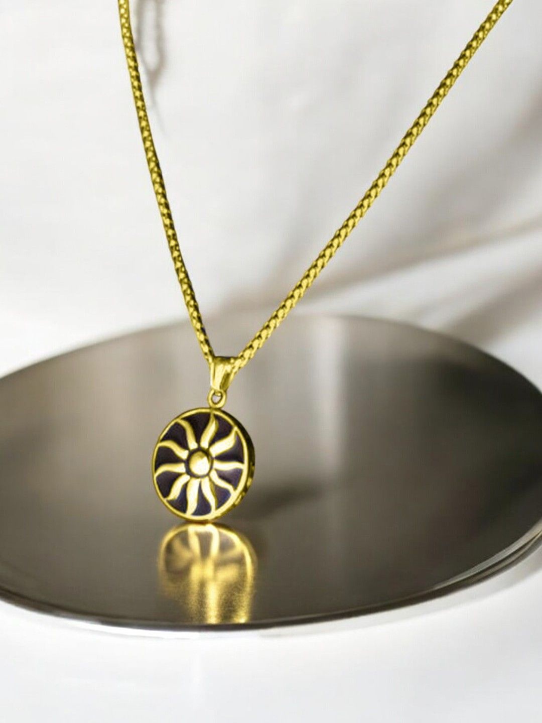 

fabula Gold-Plated Powerful Sun Sign Circular Pendant With Chain