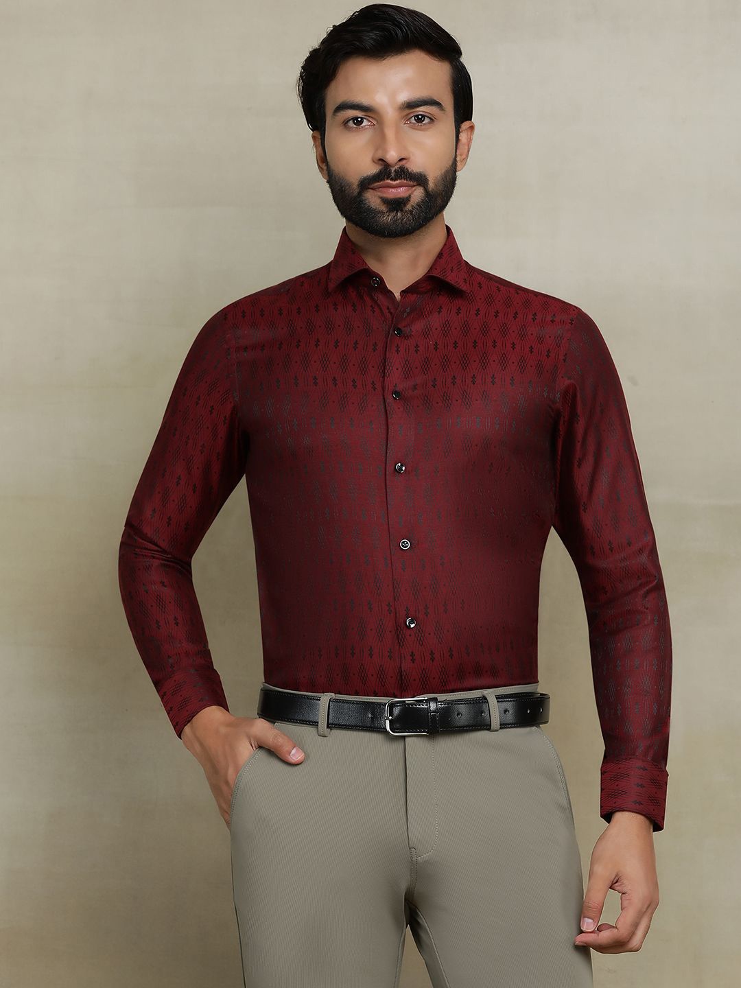 

WYRE Men Cutaway Collar Textured Cotton Slim Fit Formal Shirt, Maroon