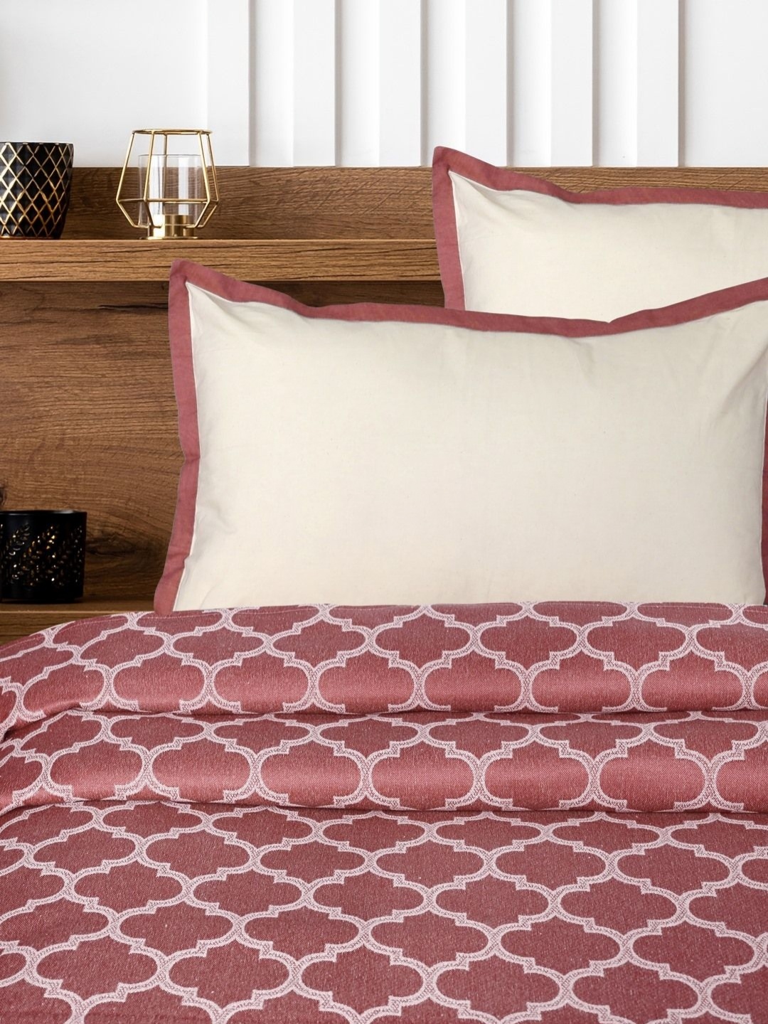 

Saral Home Mauve & White Geometric Printed Cotton 400 TC Queen Bedsheet Set 2.54m x 2.28m