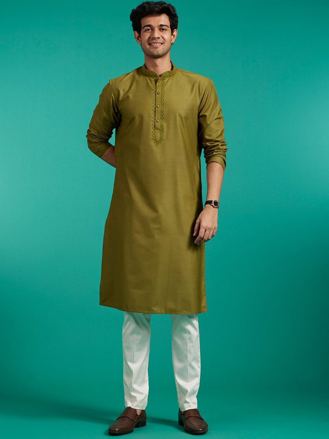 

Diwas by Manyavar Men Mandarin Collar Thread Work Straight Kurta, Olive