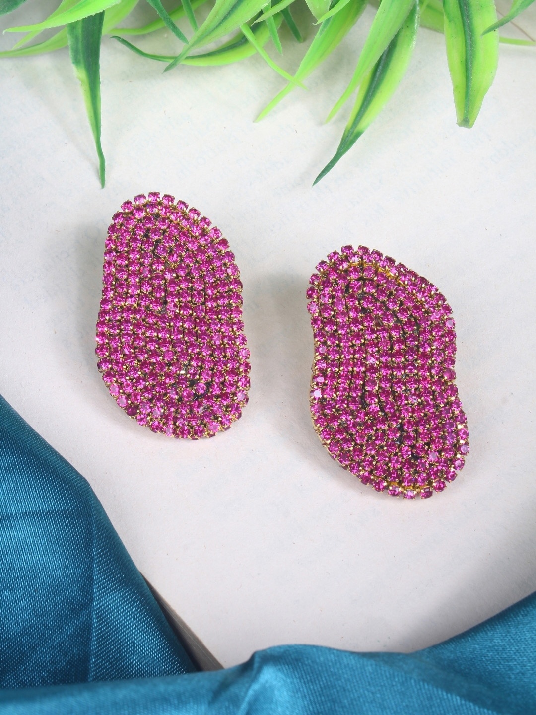 

KPOP Gold-Plated Contemporary Rhinestone Studded Studs