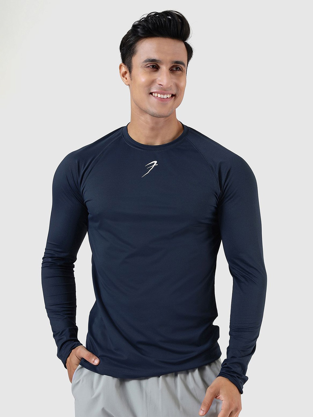 

FUAARK Men Anti Odour Solid Round Neck T-shirt, Navy blue