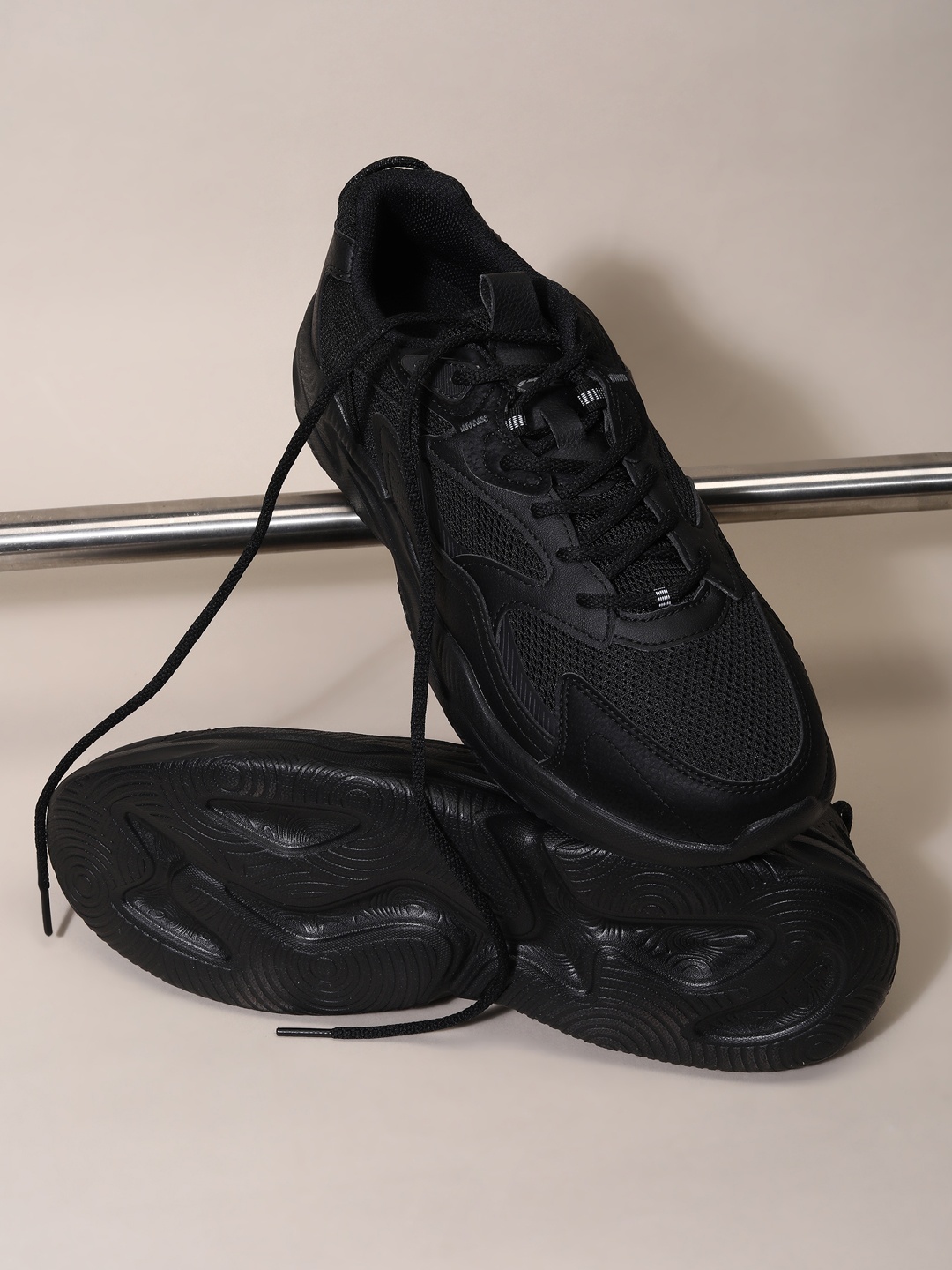 

Xtep Men Colourblocked Sneakers, Black