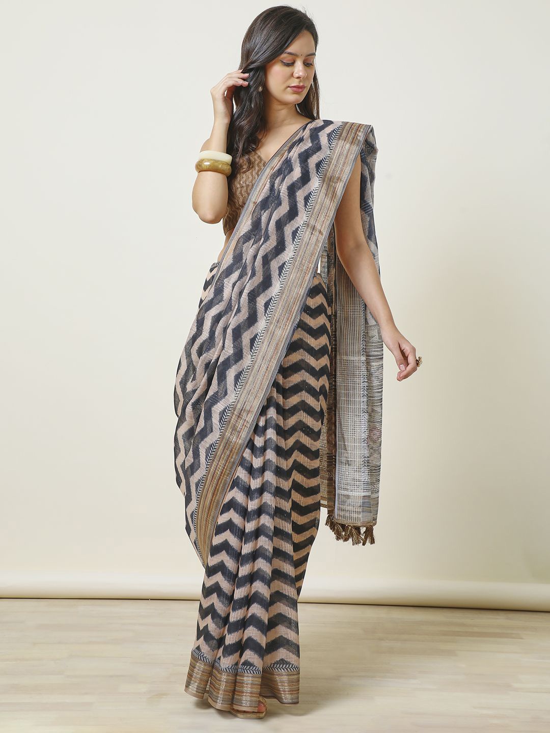 

Soch Sequinned Pure Linen Saree, Black