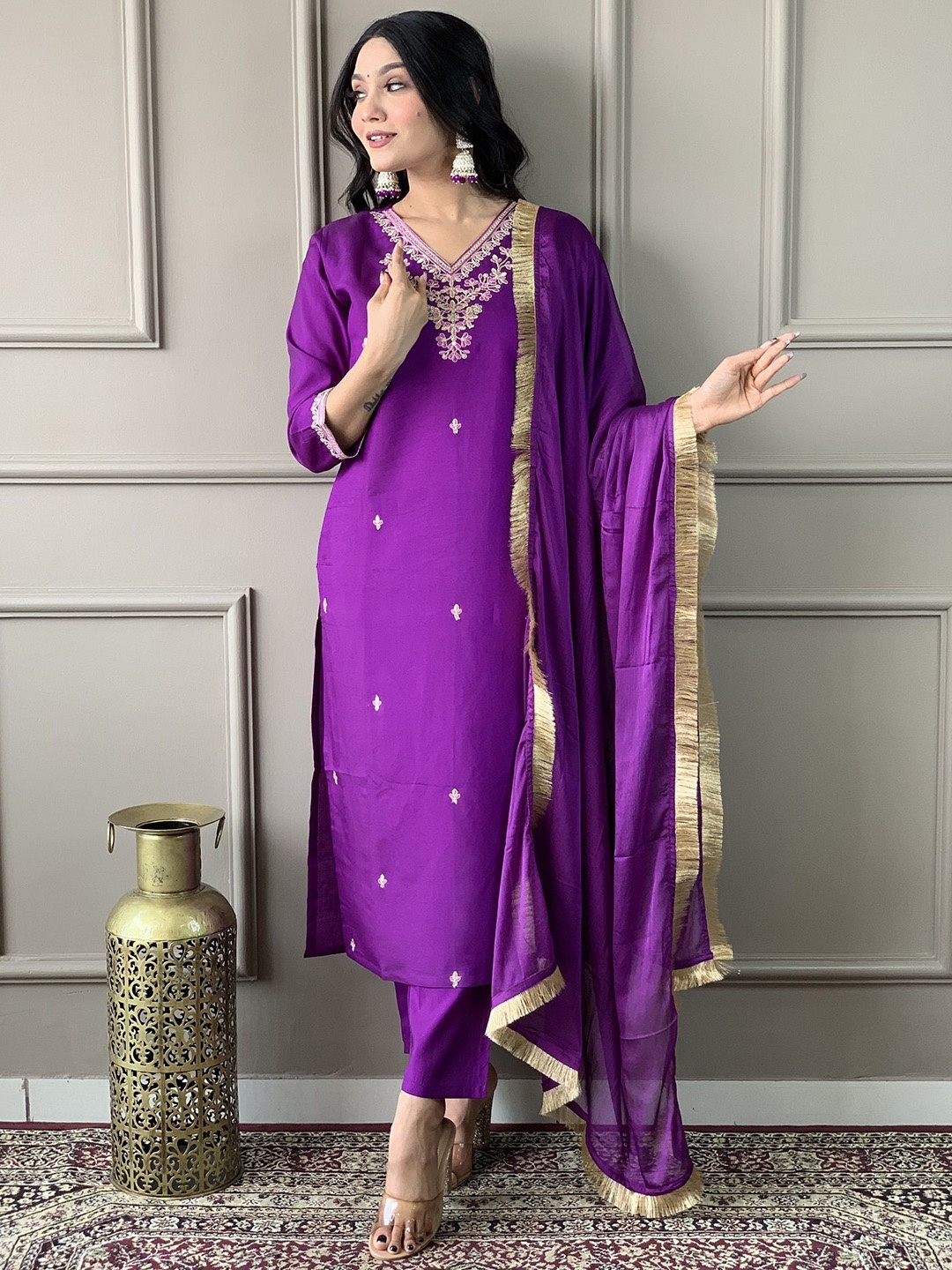 

CaniBani Floral Embroidered Thread Work V-Neck Chanderi Silk Kurta with Trouser & Dupatta, Magenta