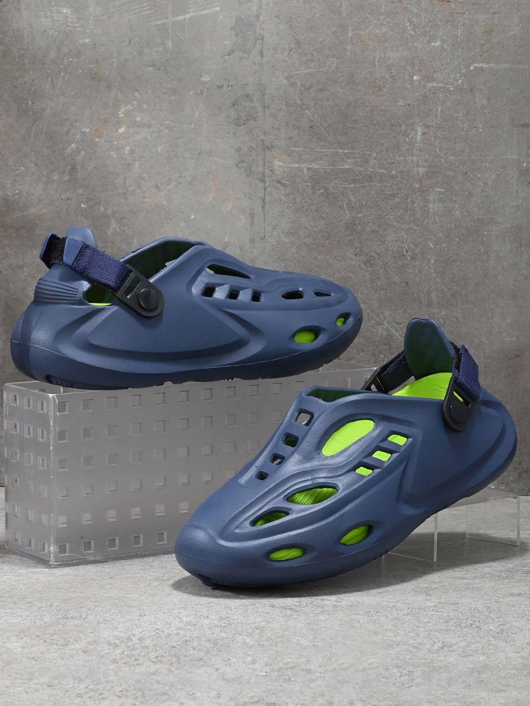 

HRX by Hrithik Roshan Men Rubber Clogs, Navy blue