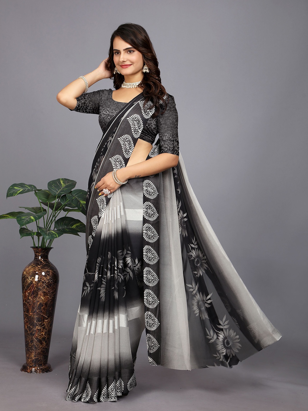 

Rhey Ethnic Motifs Printed Saree, Black