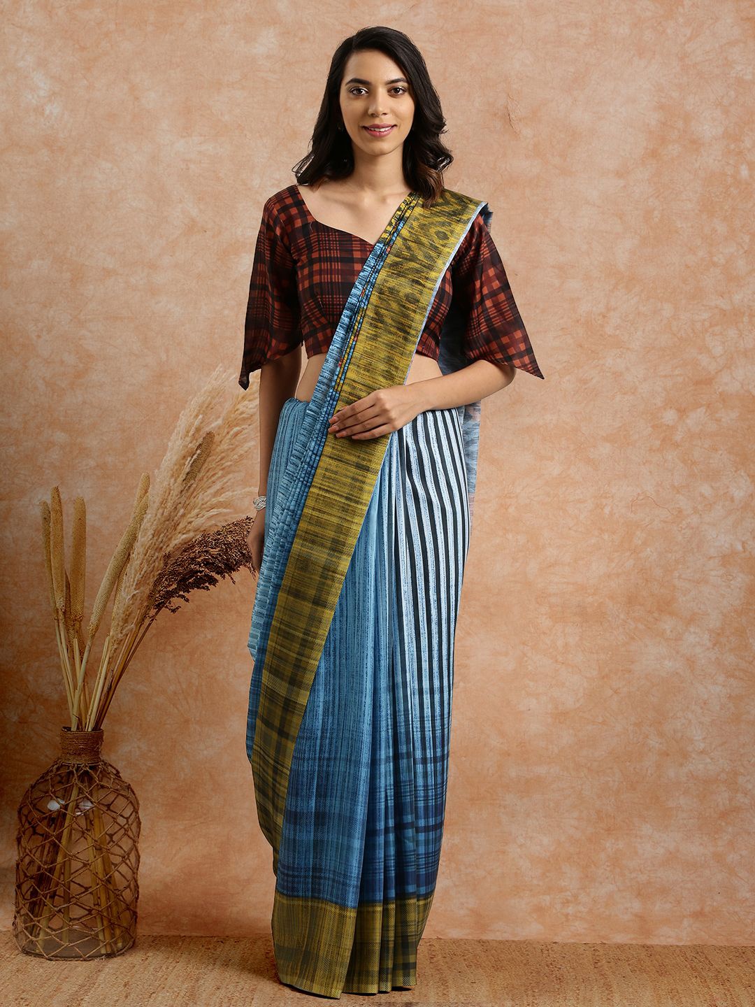 

Sangria Printed Saree Comes With Blouse Piece, Blue