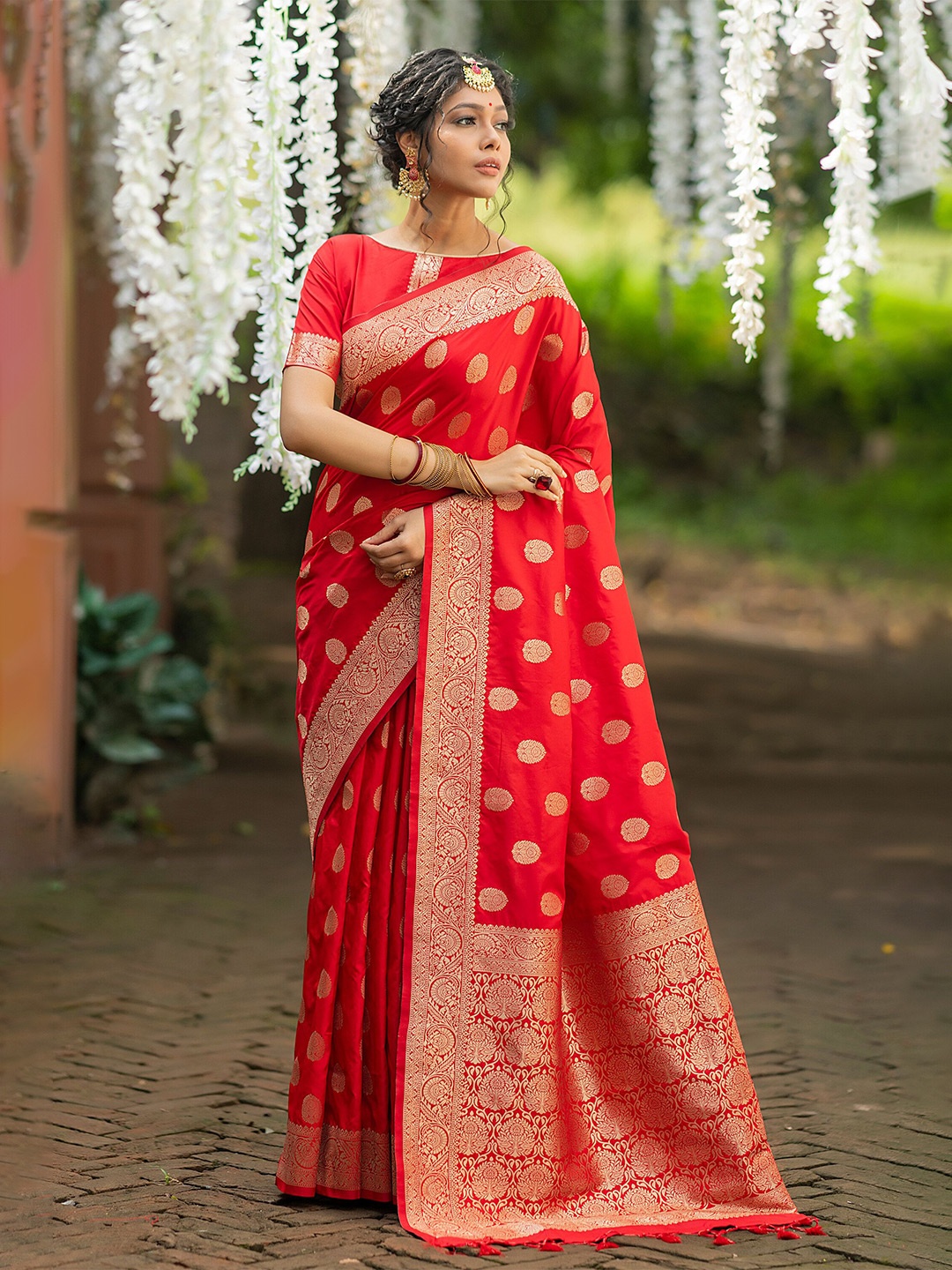 

AWRIYA Woven Design Zari Pure Silk Banarasi Saree, Red