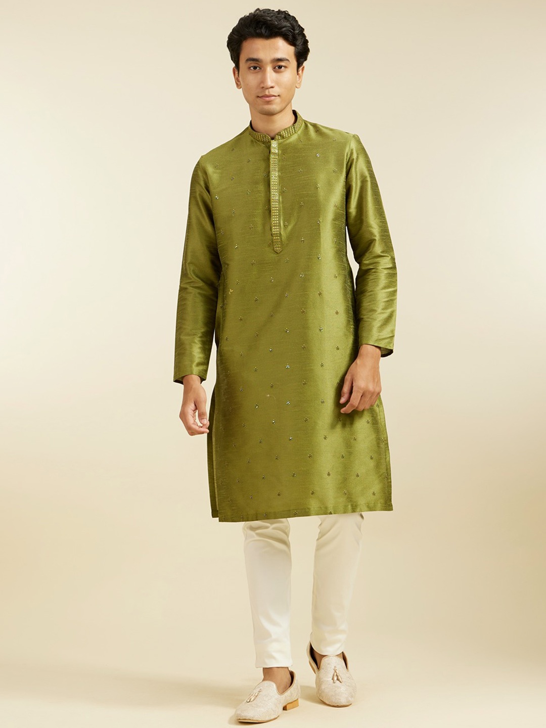 

Diwas by Manyavar Men Floral Embroidered Sequinned Mandarin Collar Straight Kurta, Green