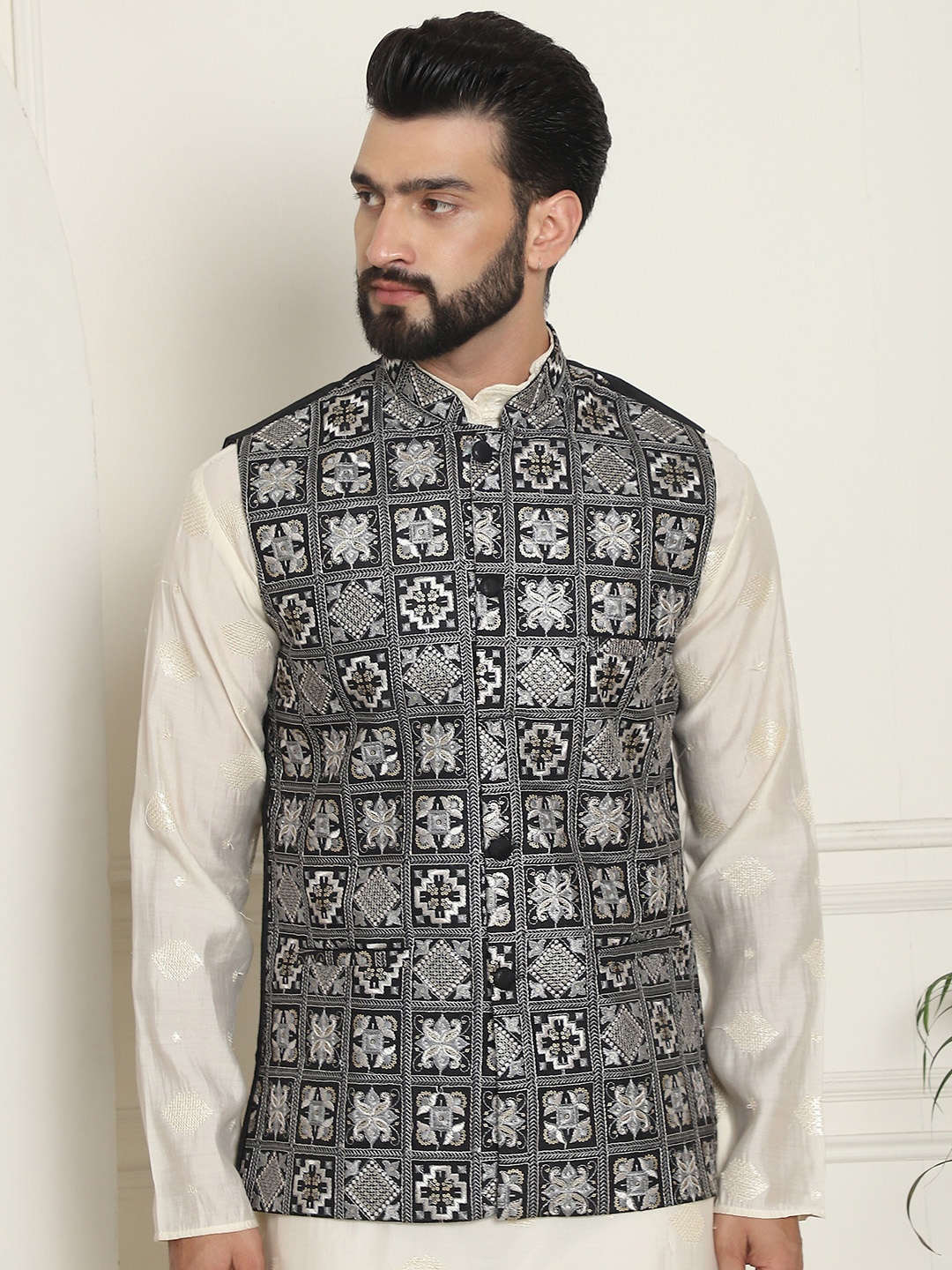 

SOJANYA LUXE Men Embroidered Mandarin Collar Nehru Jackets, Black