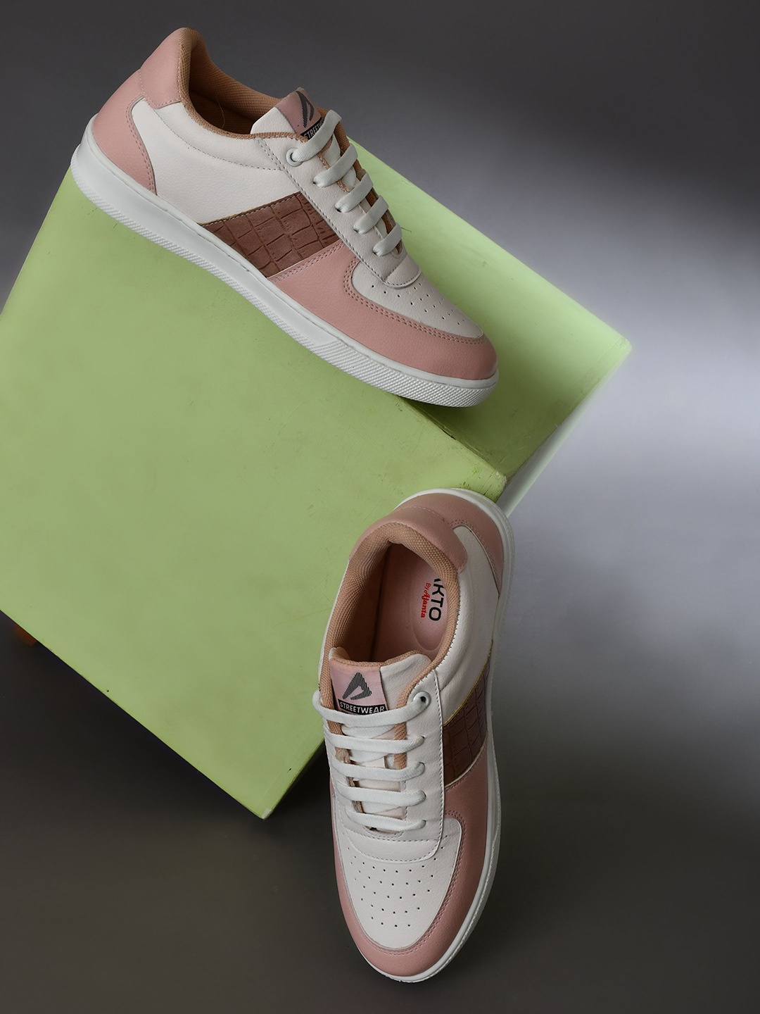 

IMPAKTO Women Colourblocked Sneakers, Peach