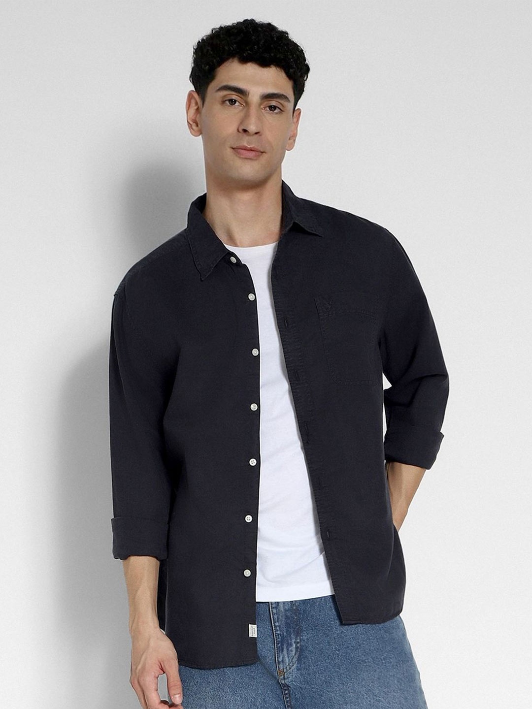 

AMERICAN EAGLE OUTFITTERS Men Spread Collar Solid Linen Casual Shirt, Black