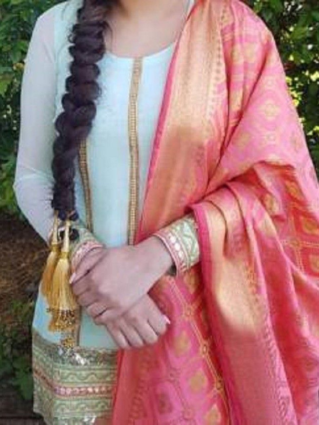 

HAVEREAM Embellished Tasselled Parranda, Gold
