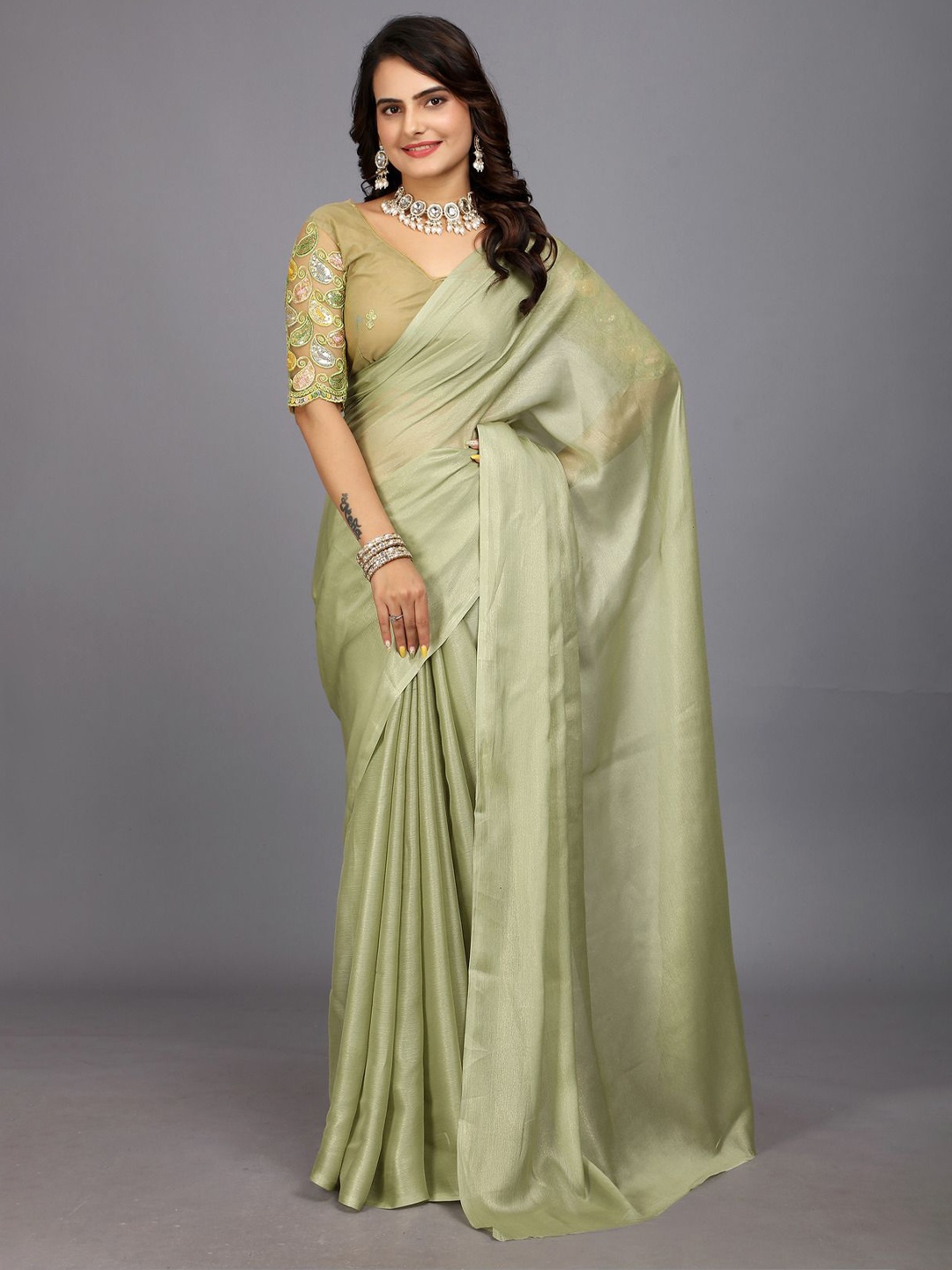 

Aardiva Solid Saree, Green