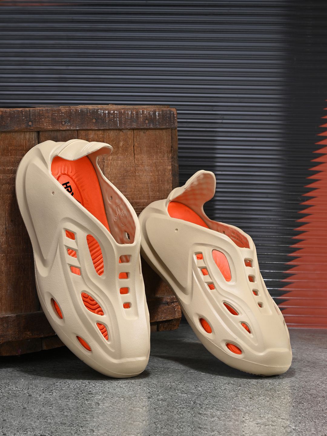 

HRX by Hrithik Roshan Men Rubber Clogs, Beige