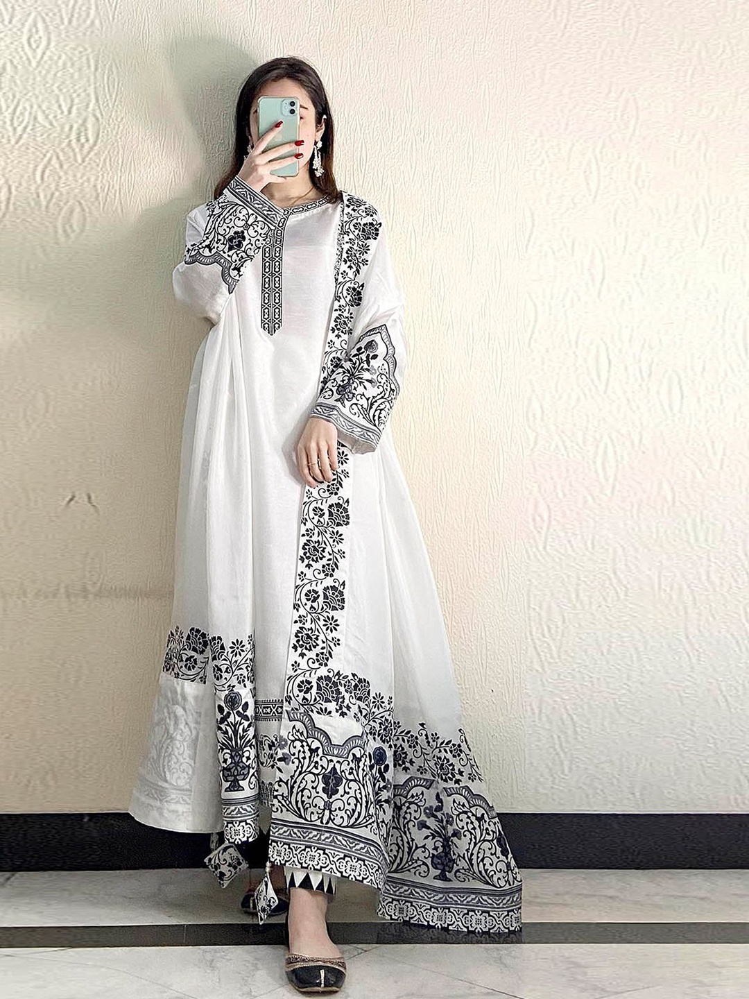 

ODETTE Floral Embroidered Thread Work Georgette Semi Stitched Dress Material, White
