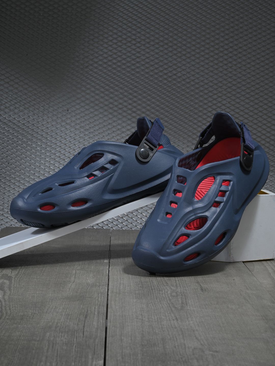 

HRX by Hrithik Roshan Men Rubber Clogs, Navy blue