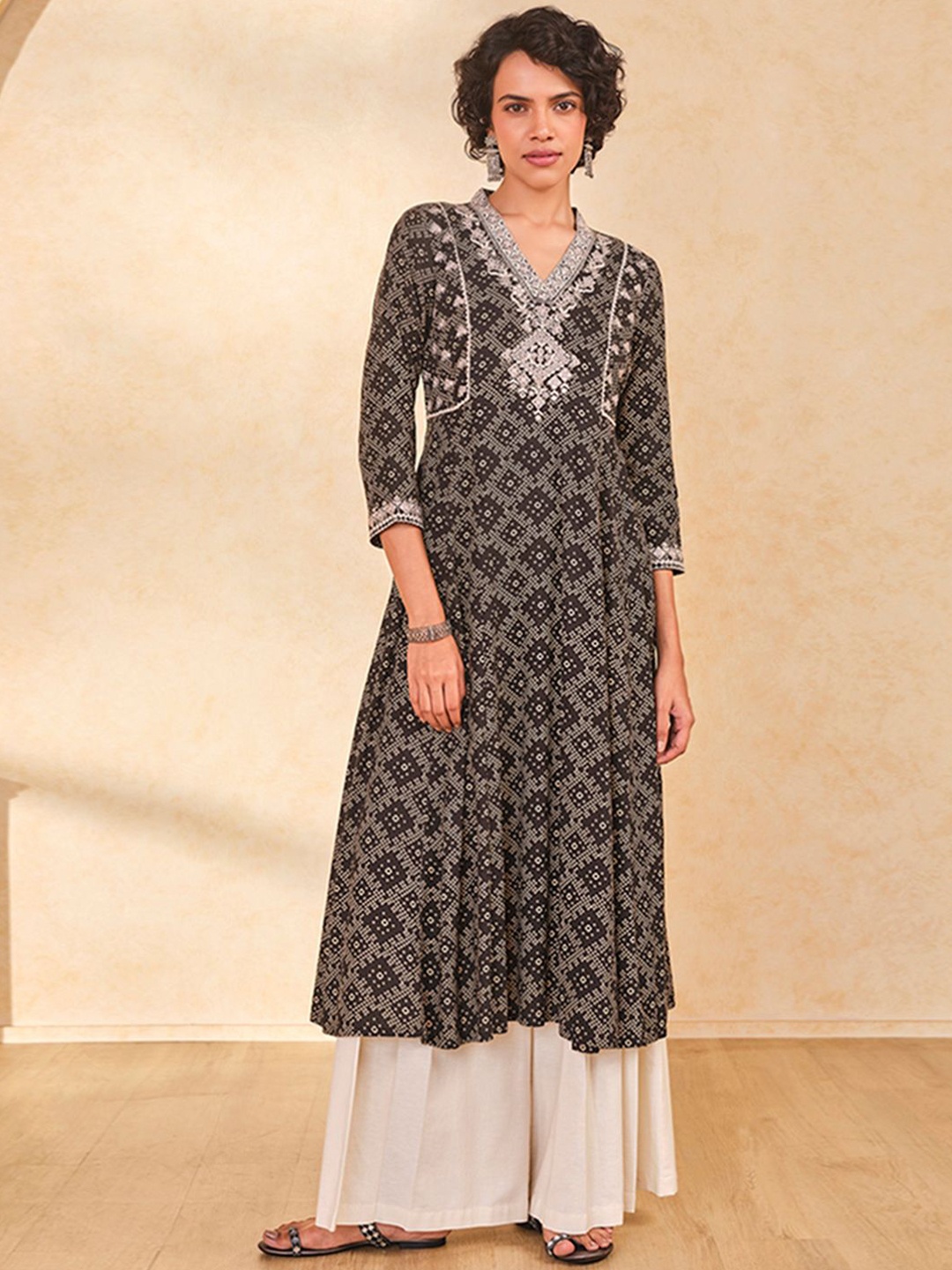 

Global Desi Geometric Printed V-neck Thread Work A-Line Kurta, Black