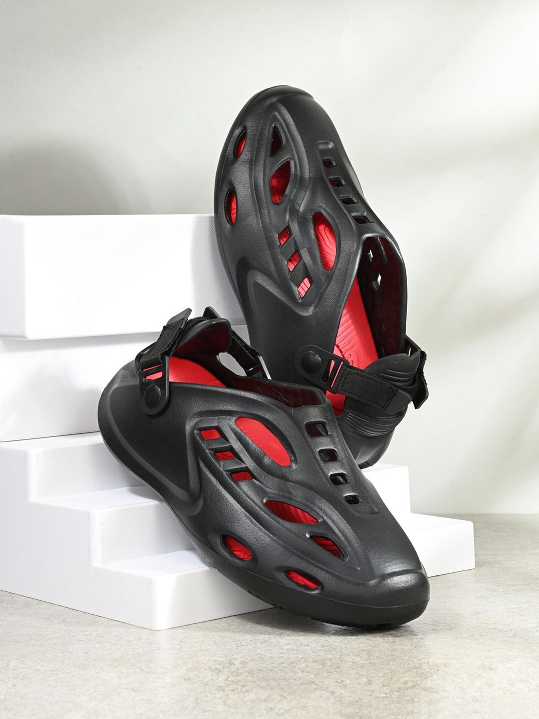

HRX by Hrithik Roshan Men Rubber Clogs, Black
