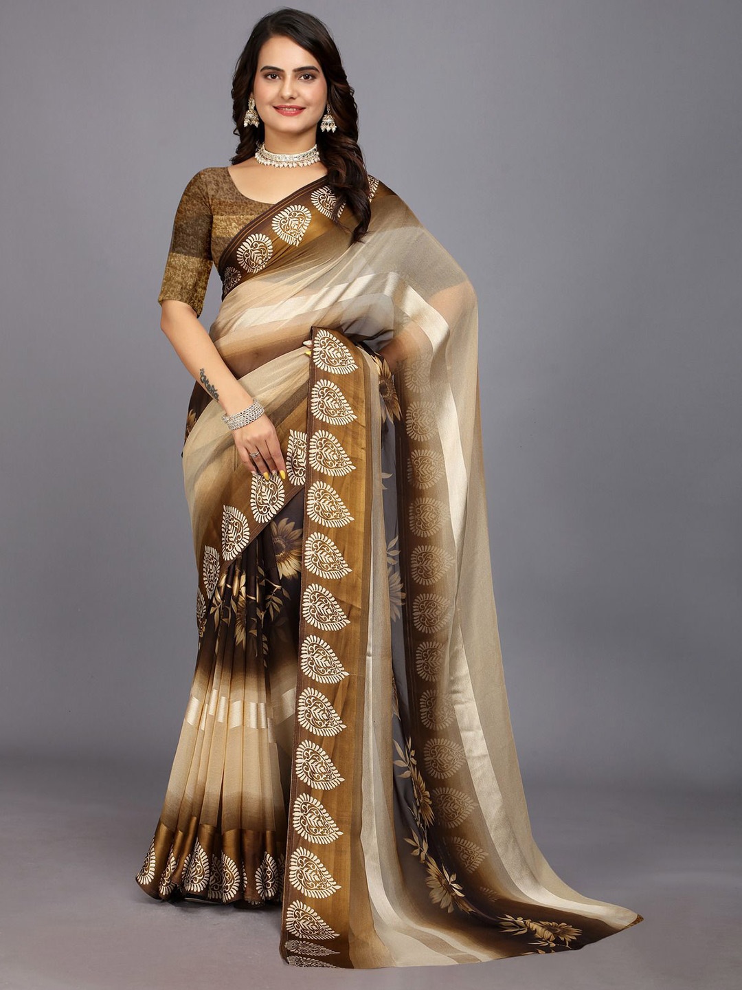 

Aardiva Floral Printed Colourblocked Saree, Beige