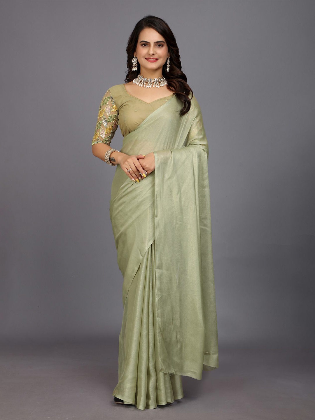 

Aardiva Sequinned Embroidered Saree, Green