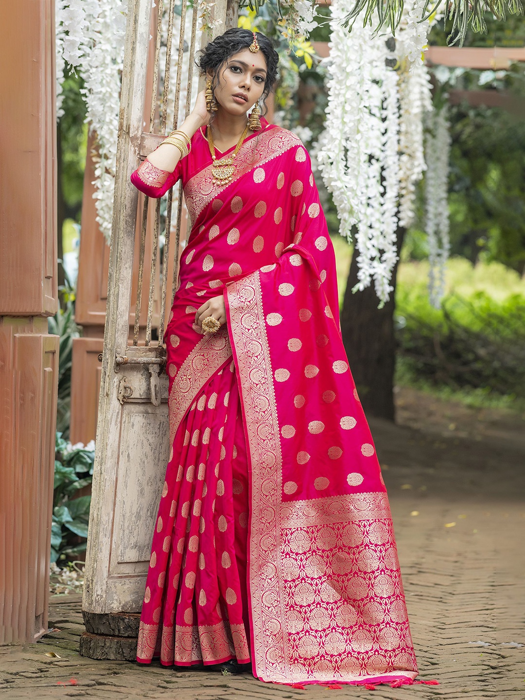 

AWRIYA Woven Design Zari Pure Silk Traditional Banarasi Saree, Magenta