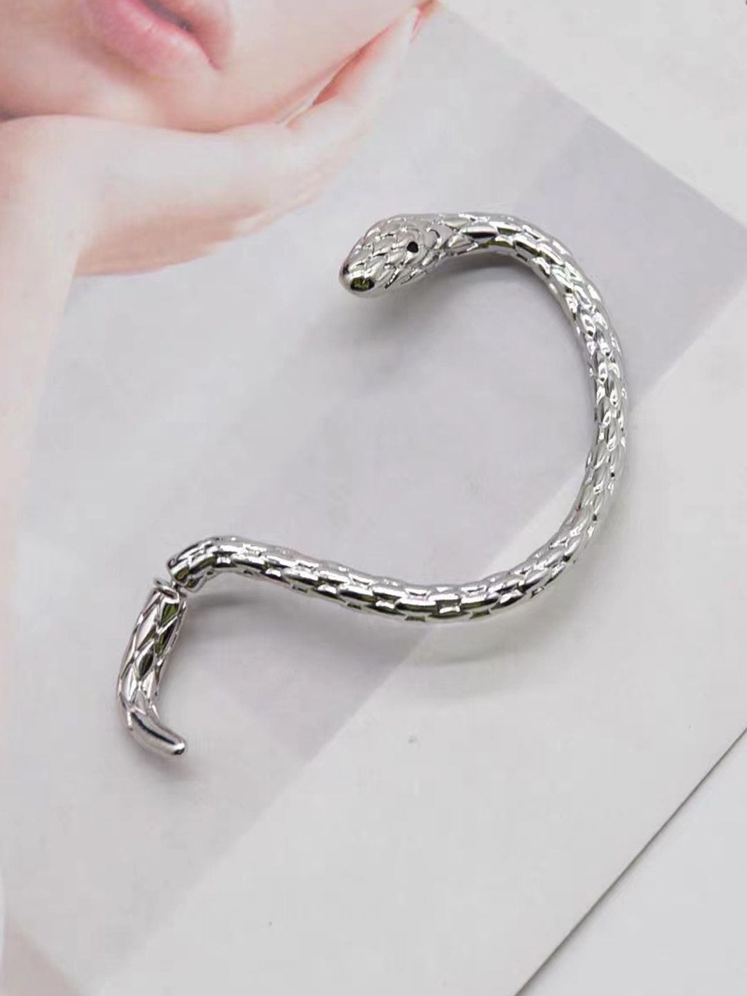 

KRENOZ Silver-Plated Animal Shaped Ear Cuff Earrings