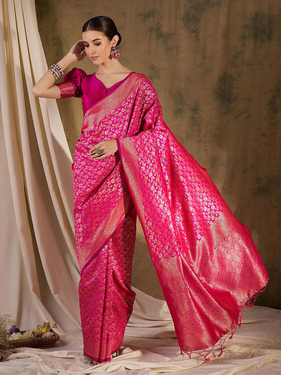 

Maroosh Woven Design Zari Banarasi Saree, Pink