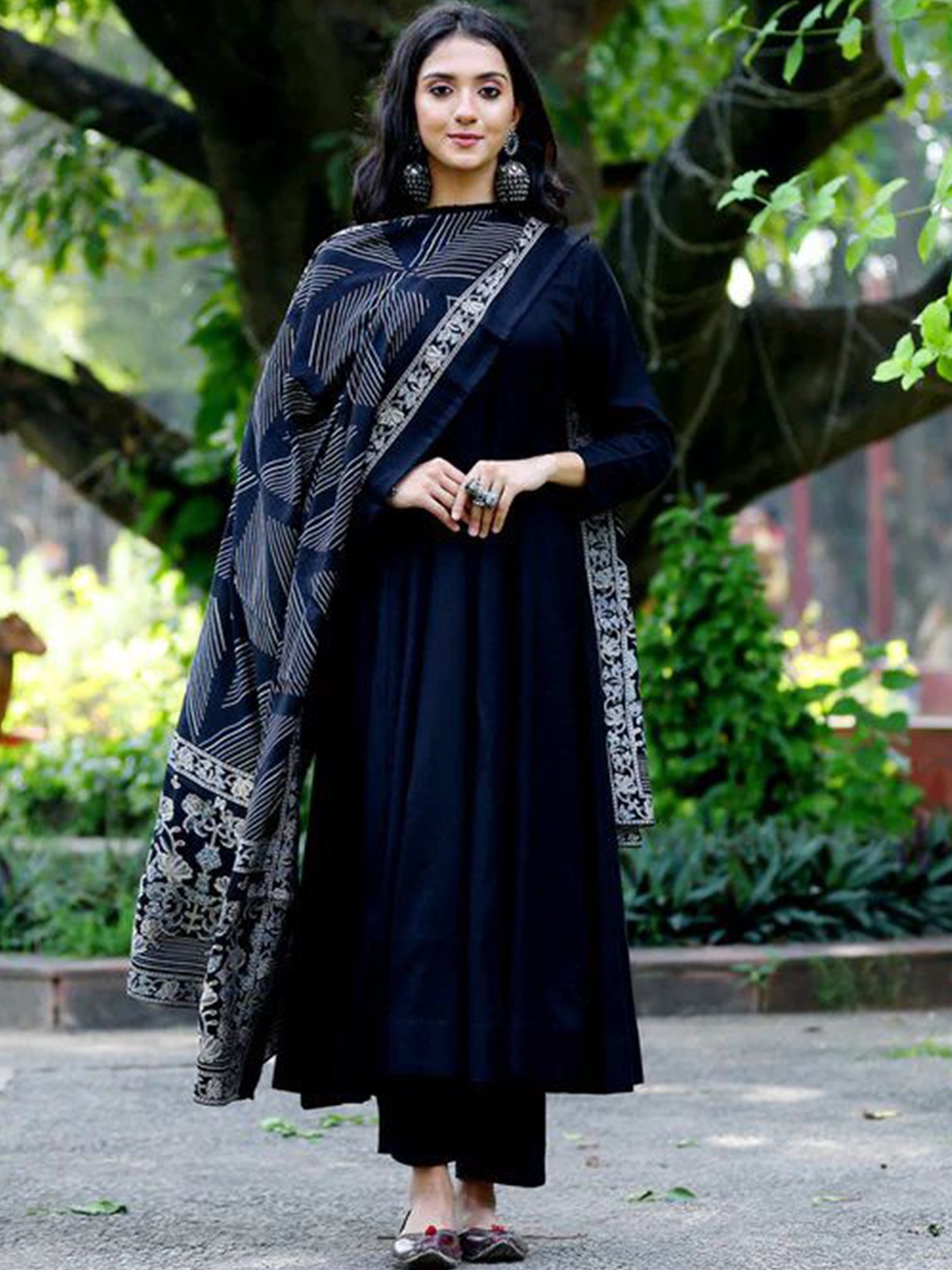 

TOOCHKI Women Round Neck Round Plain Kurti Pant With Printed Dupatta, Black