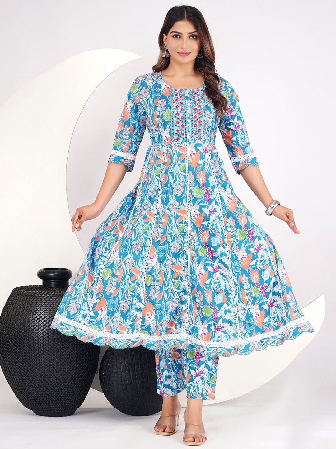 

Meena Bazaar Floral Printed Thread Work Kurta with Trouser, Blue