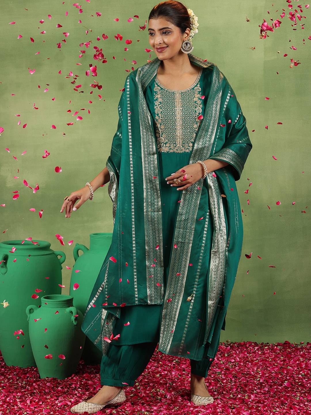 

Libas Ethnic Motifs Embroidered Sequinned Straight Kurta With Salwar & Dupatta, Green