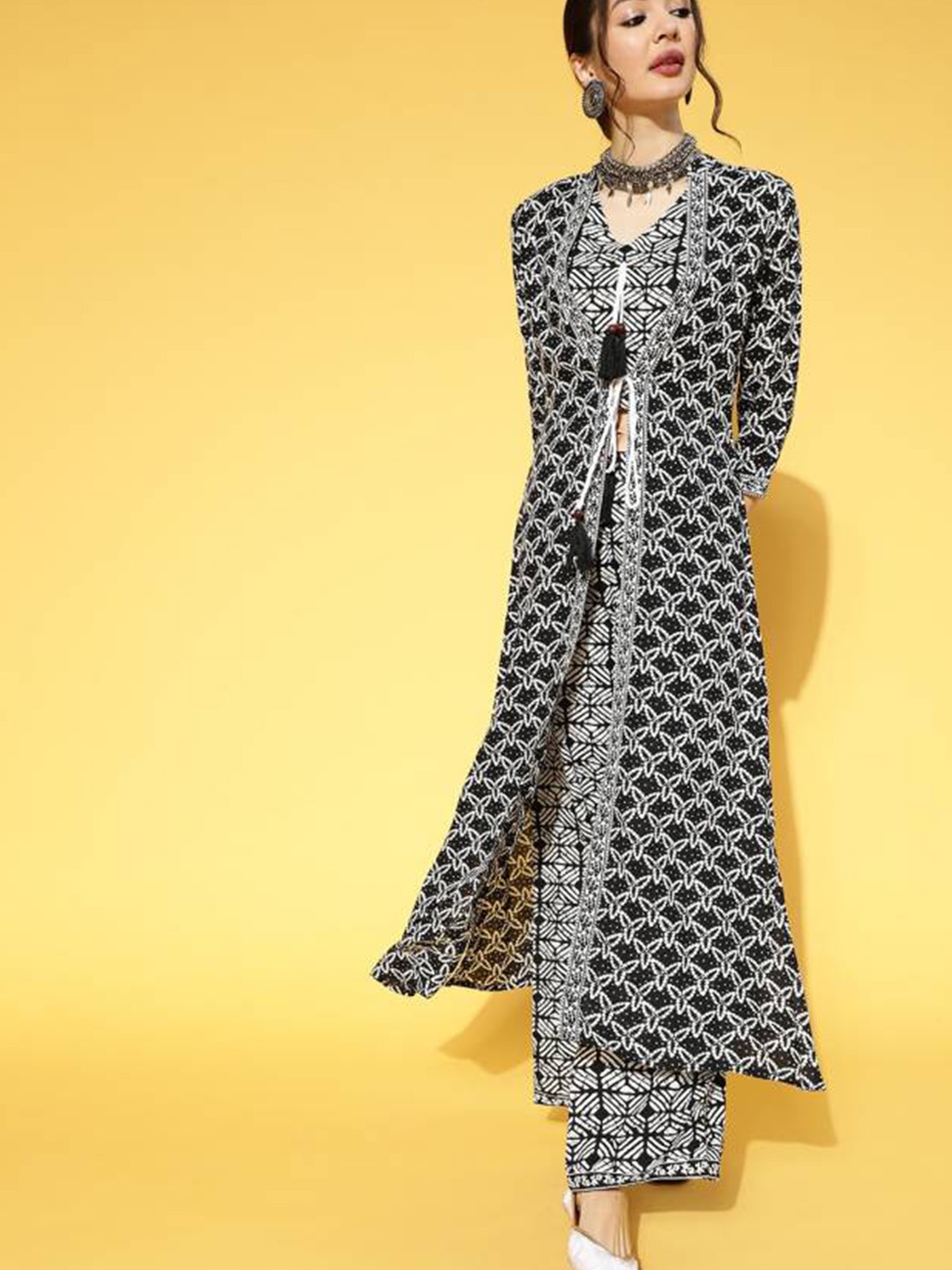

CHIRAAI Women Geometric Printed Pure Cotton Co-Ords with Shrug, Black