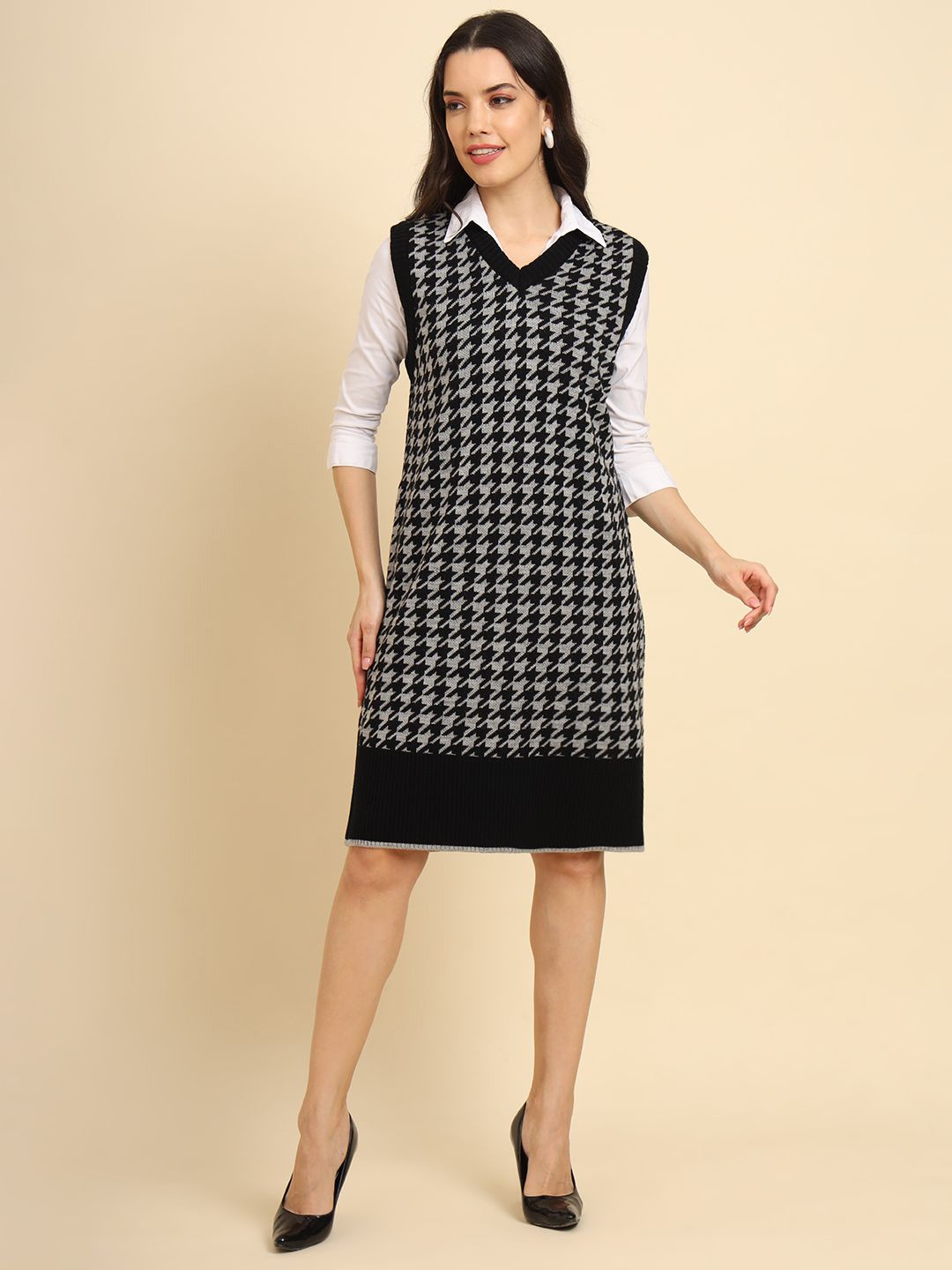 

The Roadster Lifestyle Co. Women Abstract Printed V-Neck Sweater Vest Sweater, Black