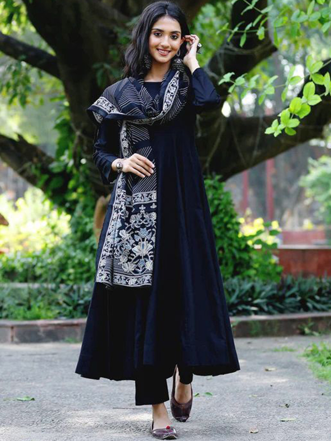 

TOOCHKI Women Round Neck Round Plain Kurti Pant With Printed Dupatta, Black